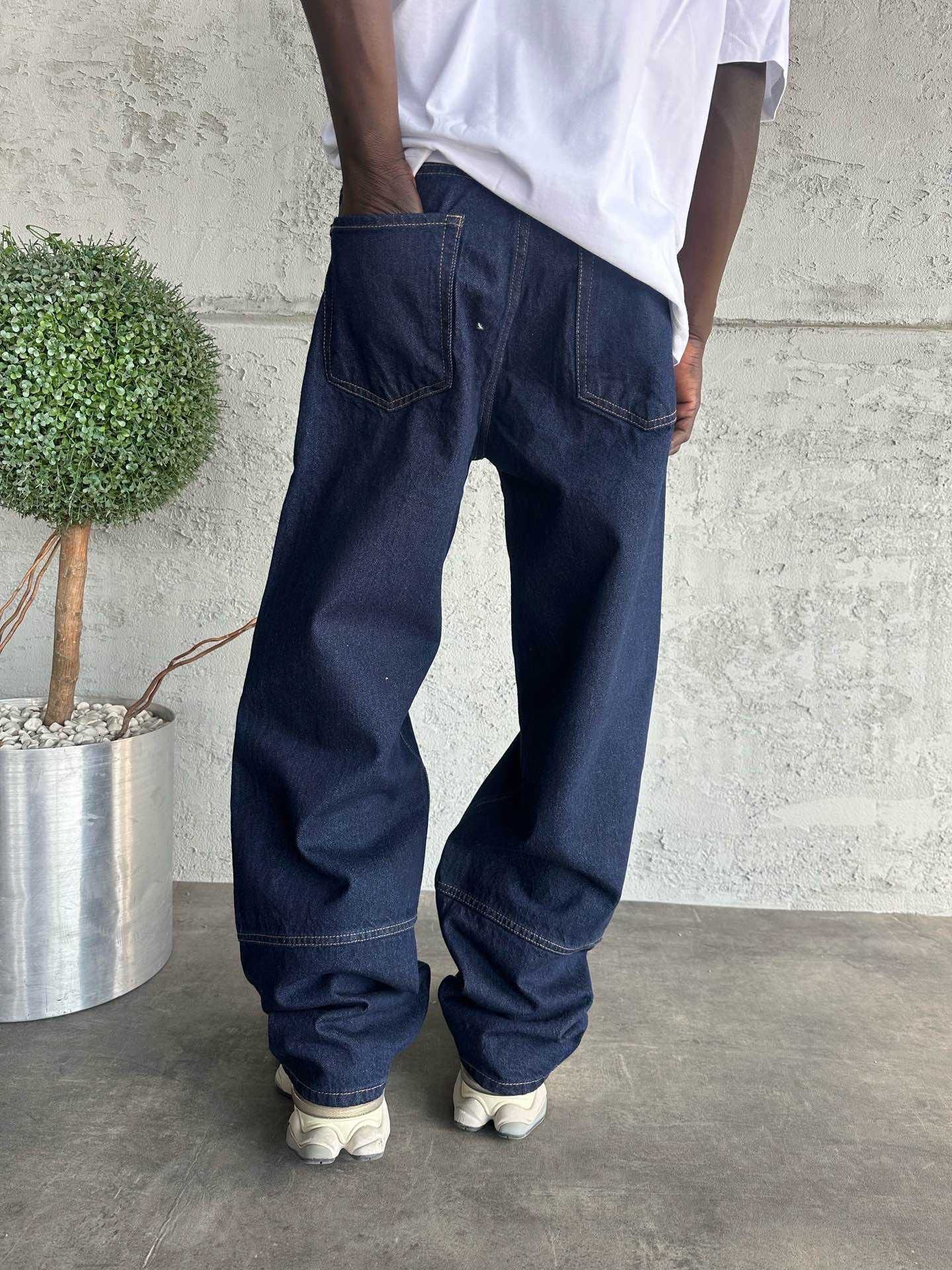 color:navy