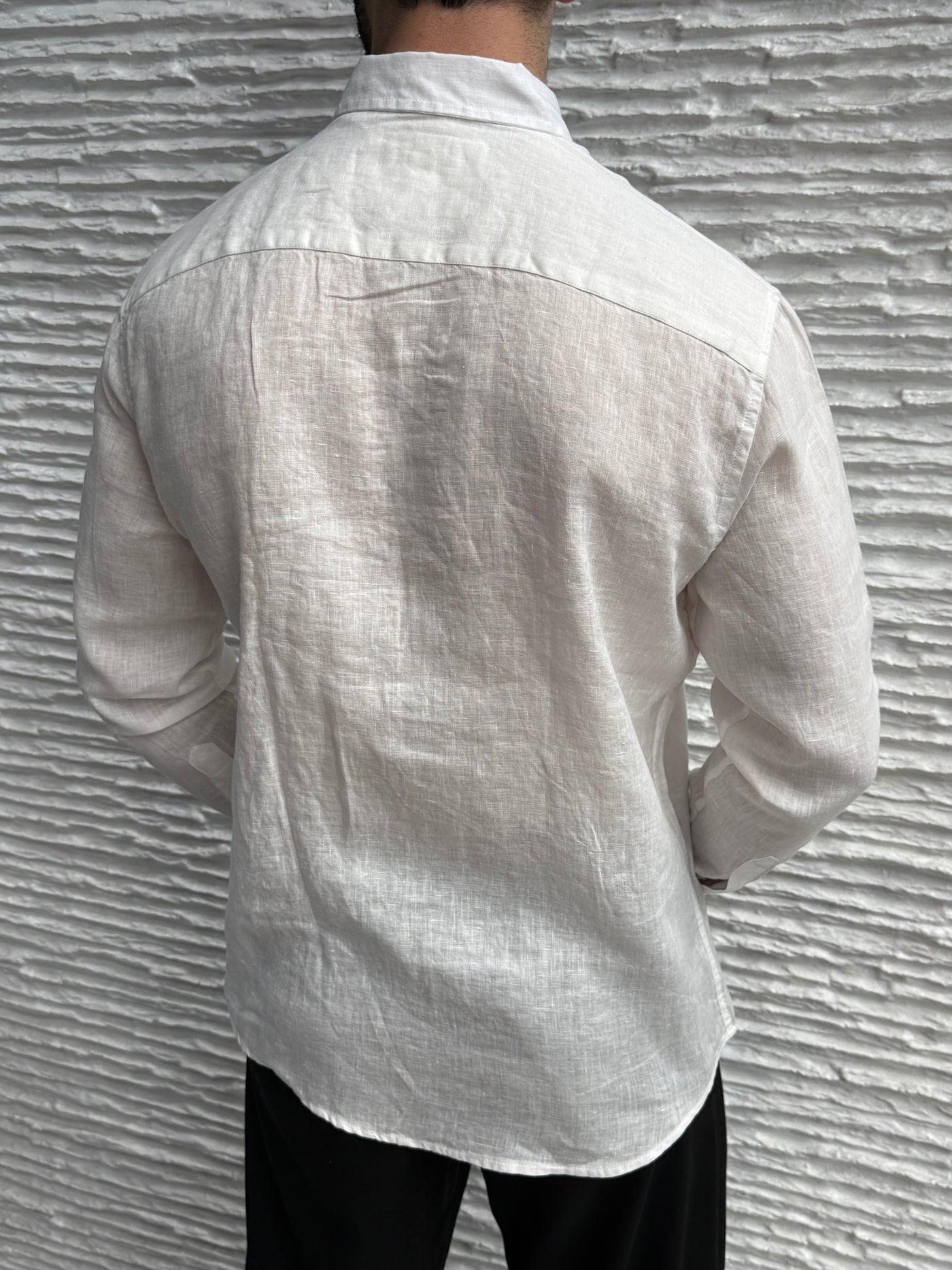 color:white