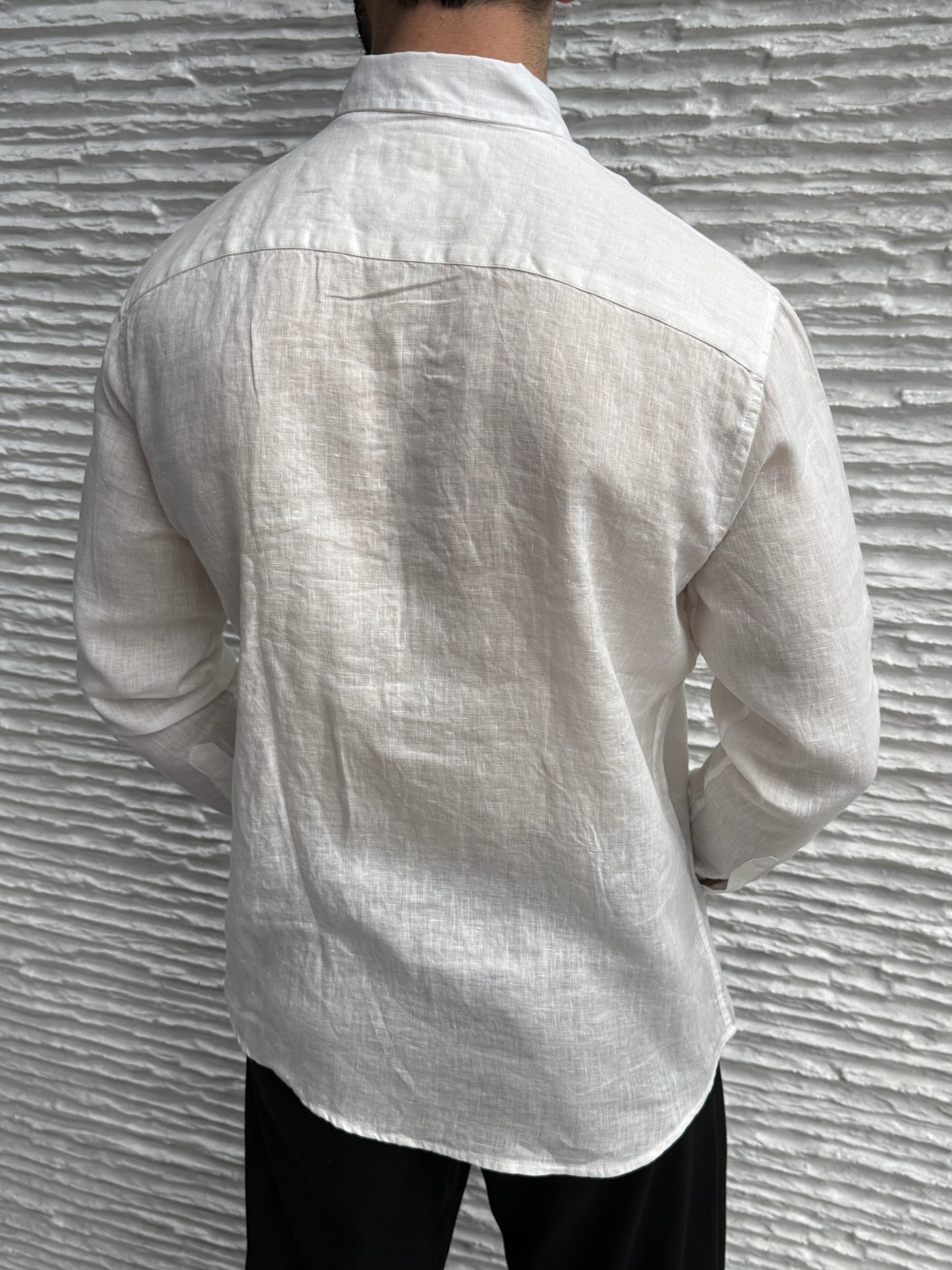 color:white