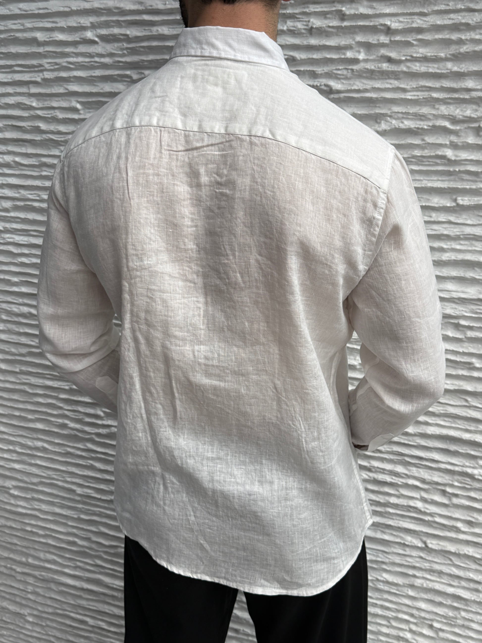 color:white