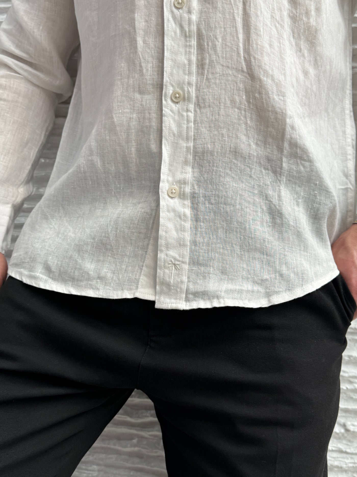 color:white