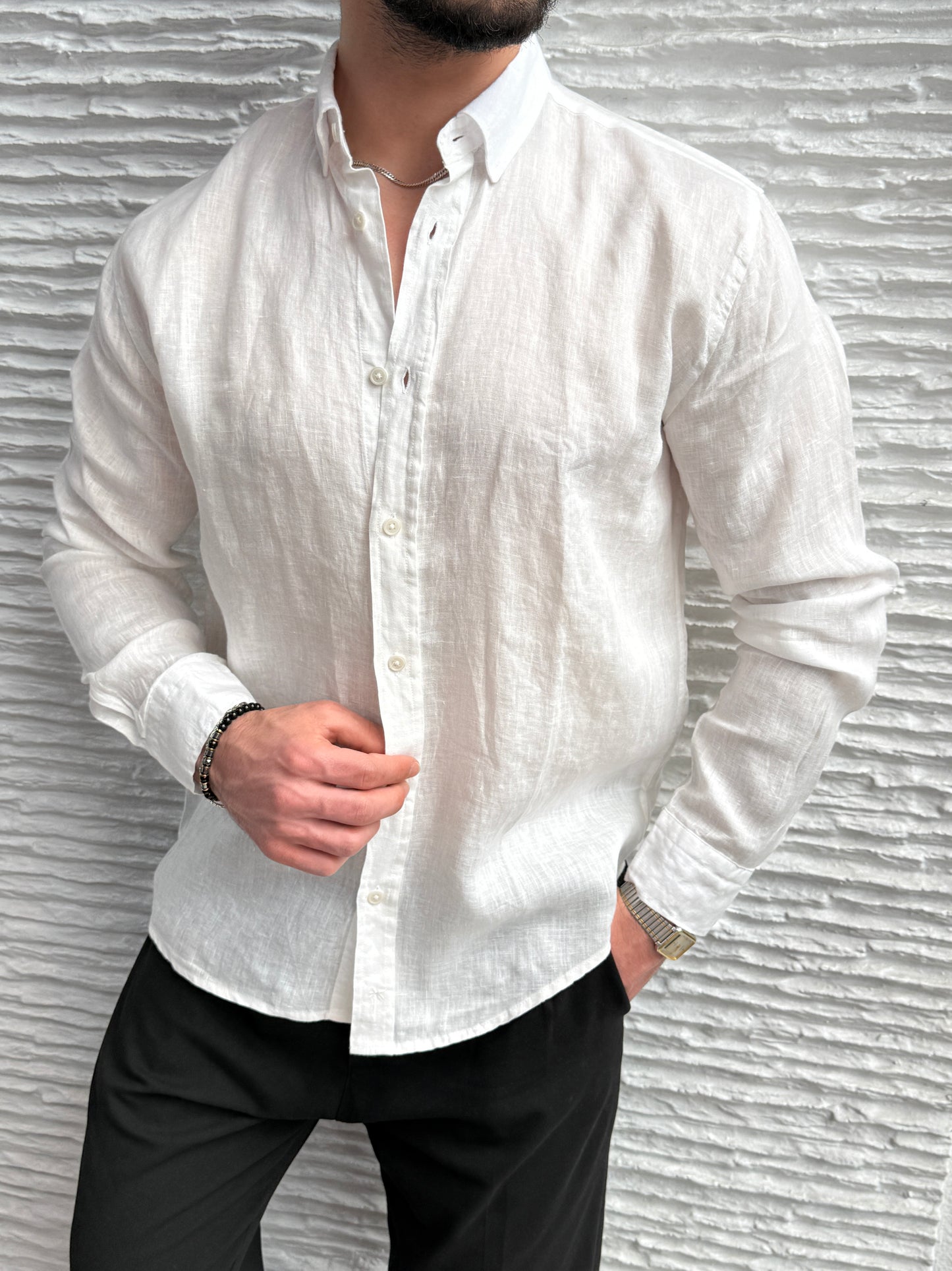 color:white