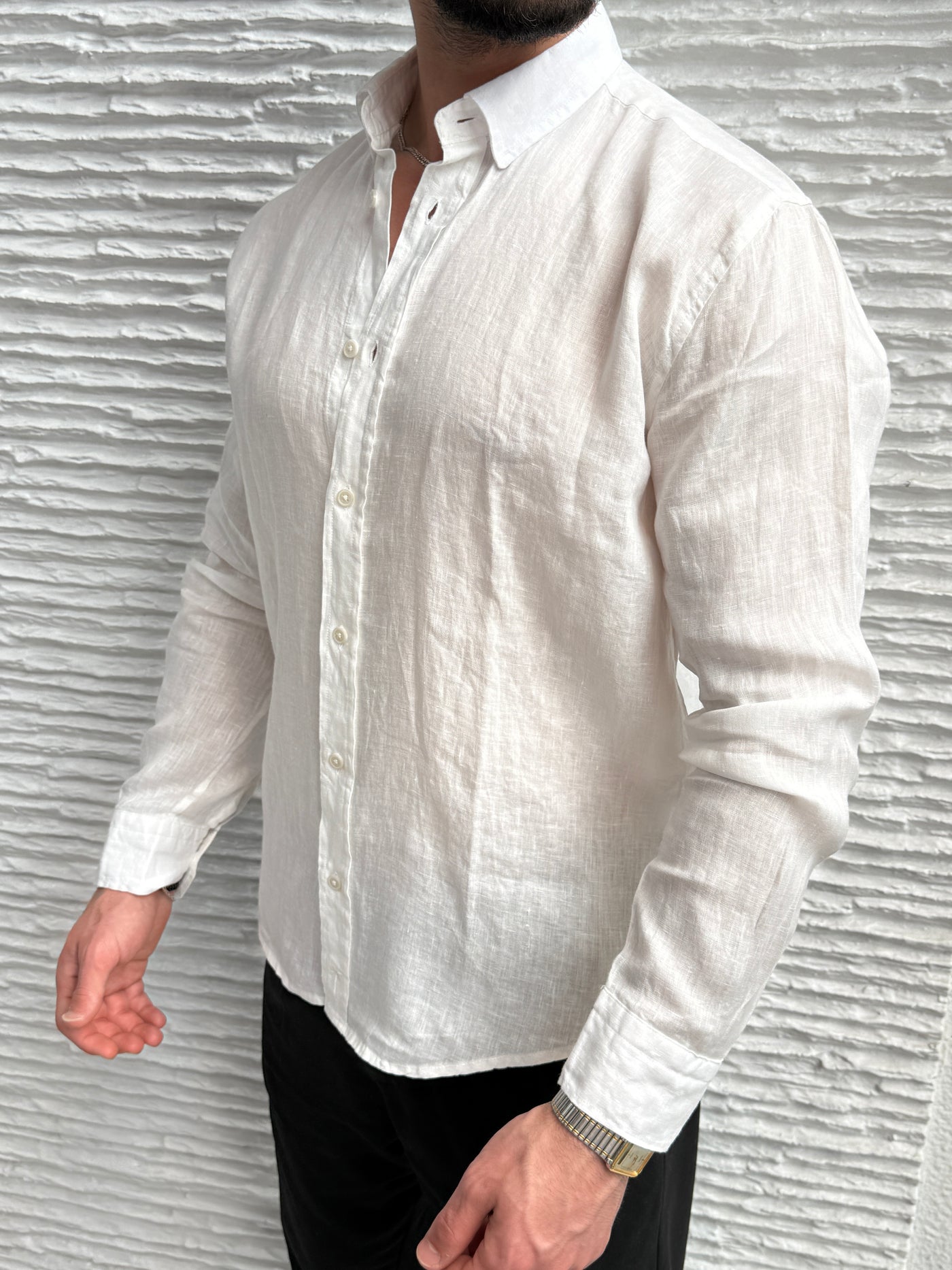 color:white
