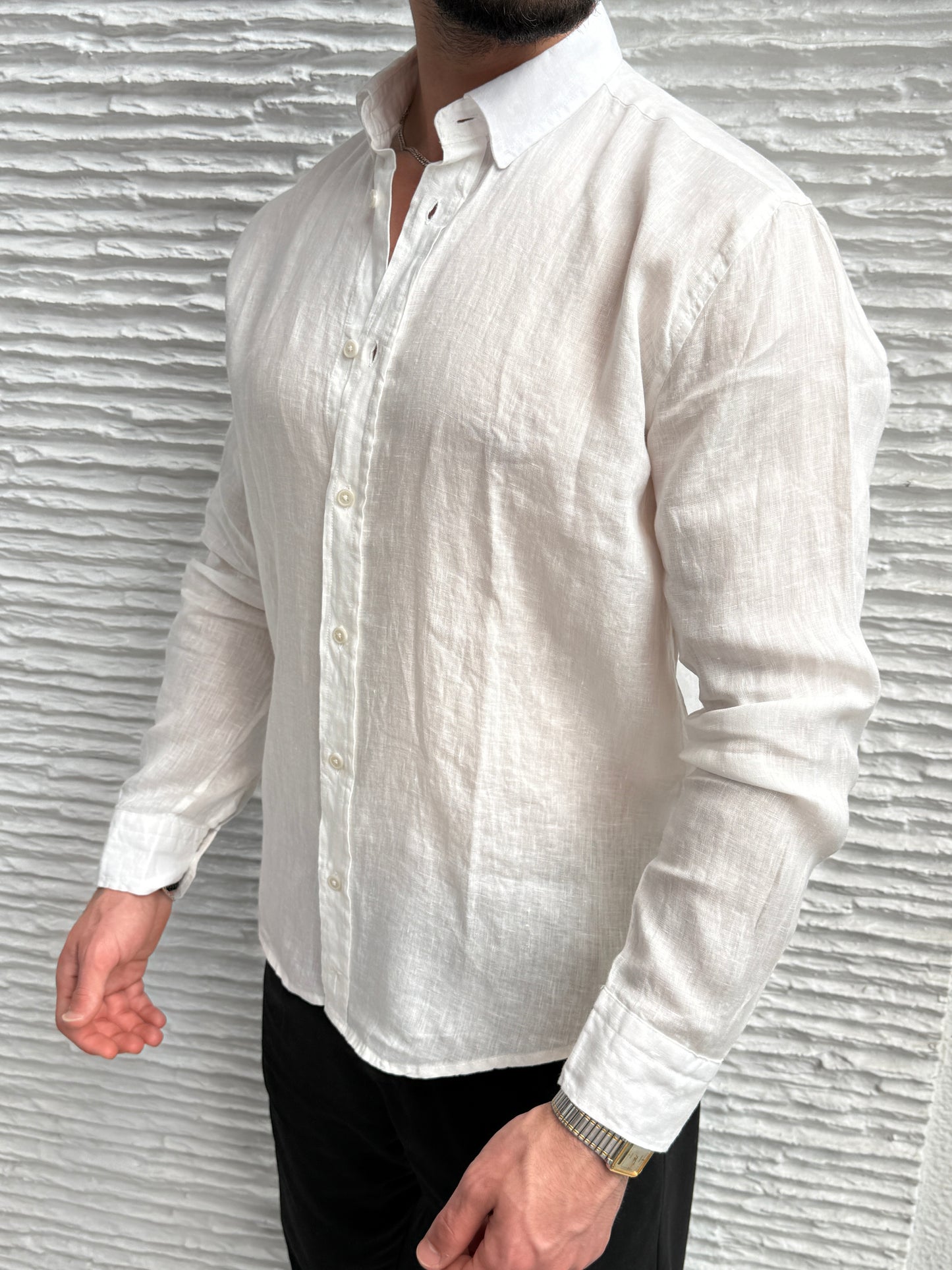 color:white