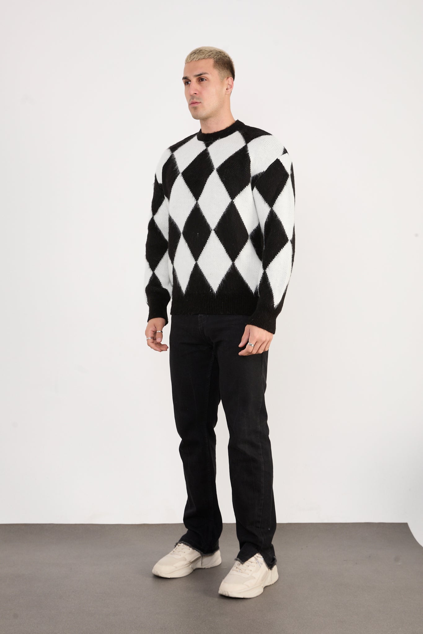 X-5008 Men’s Argyle Knit Sweater – Black & White
