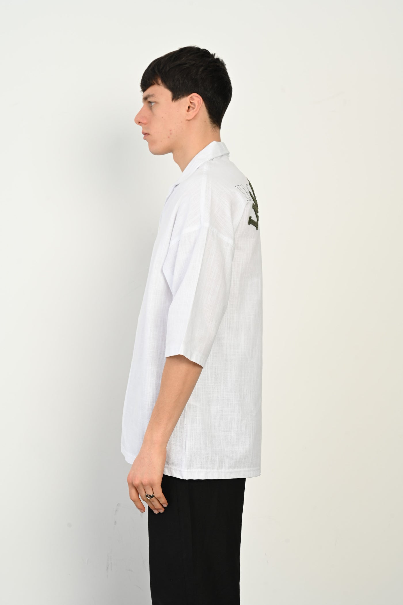 color:white