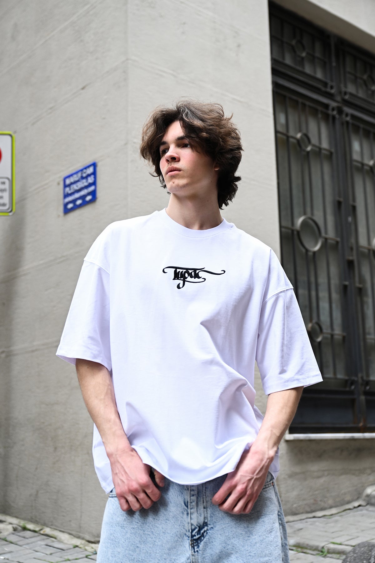 color:white