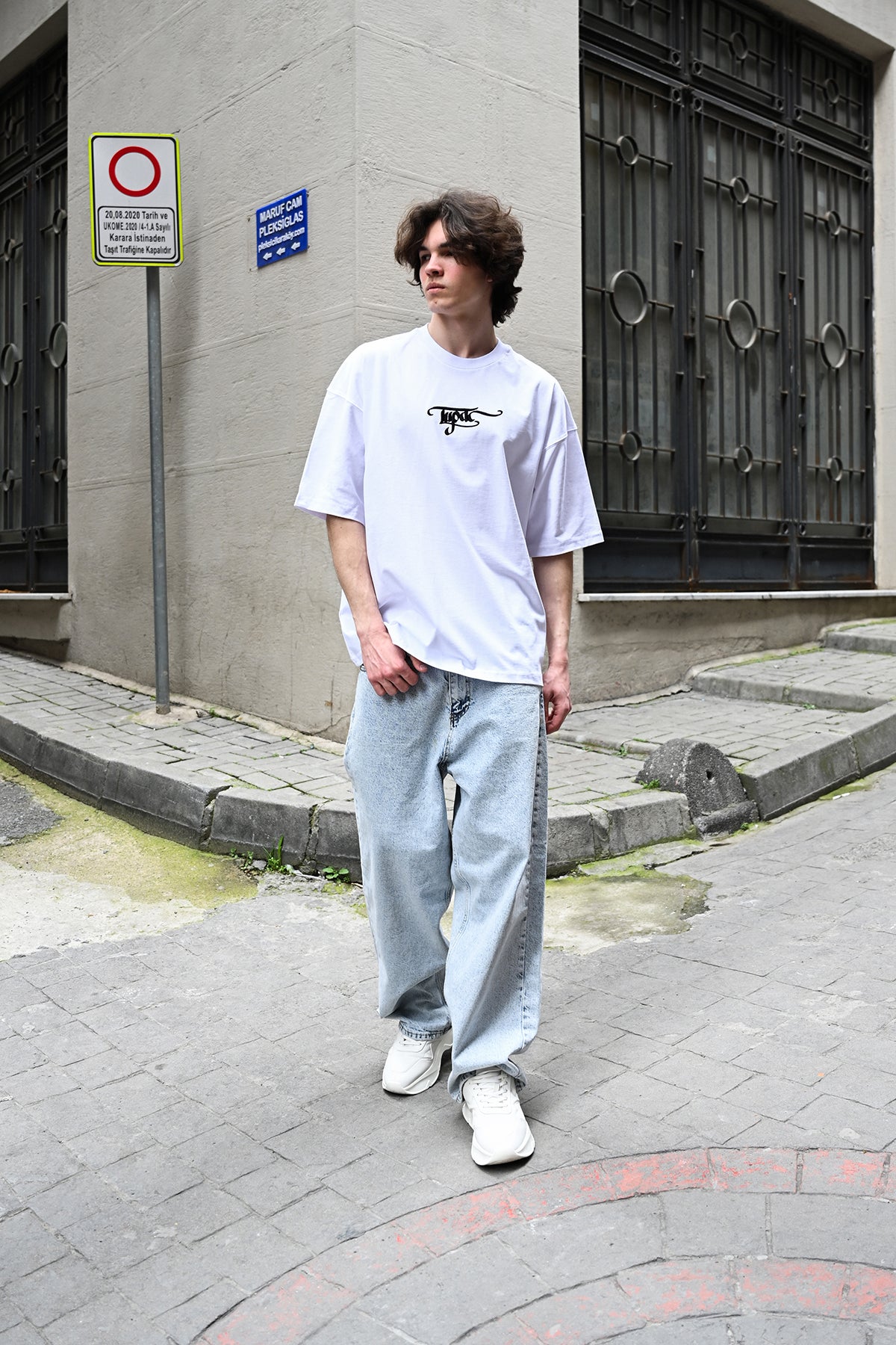 color:white