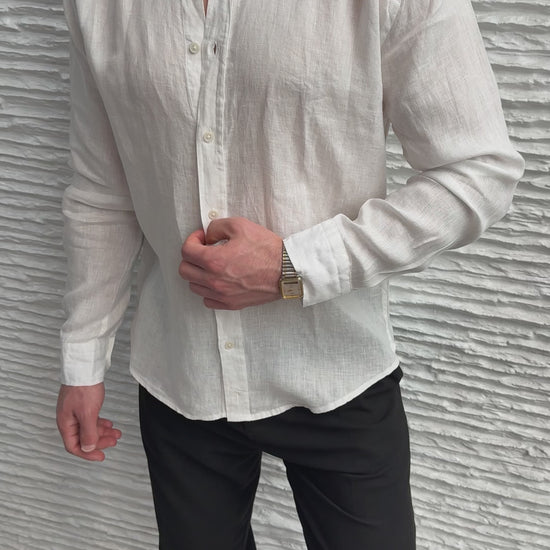 color:white
