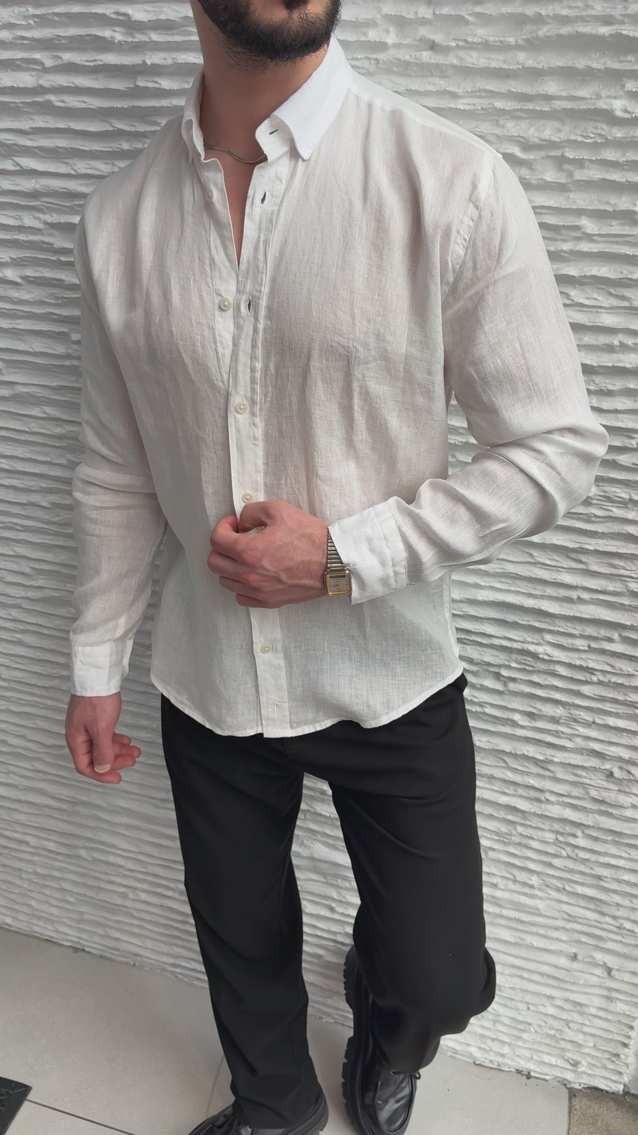 color:white