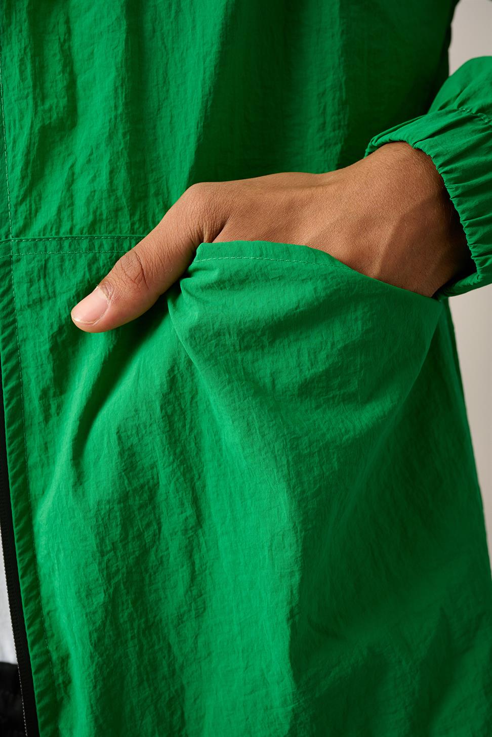 R-2446 Men’s Elastic Cuff Pocket Detail Parachute Windbreaker – Benetton Green