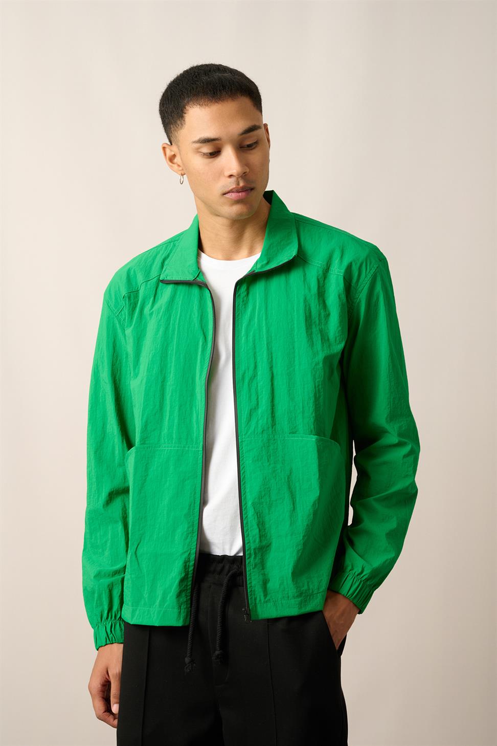 R-2446 Men’s Elastic Cuff Pocket Detail Parachute Windbreaker – Benetton Green