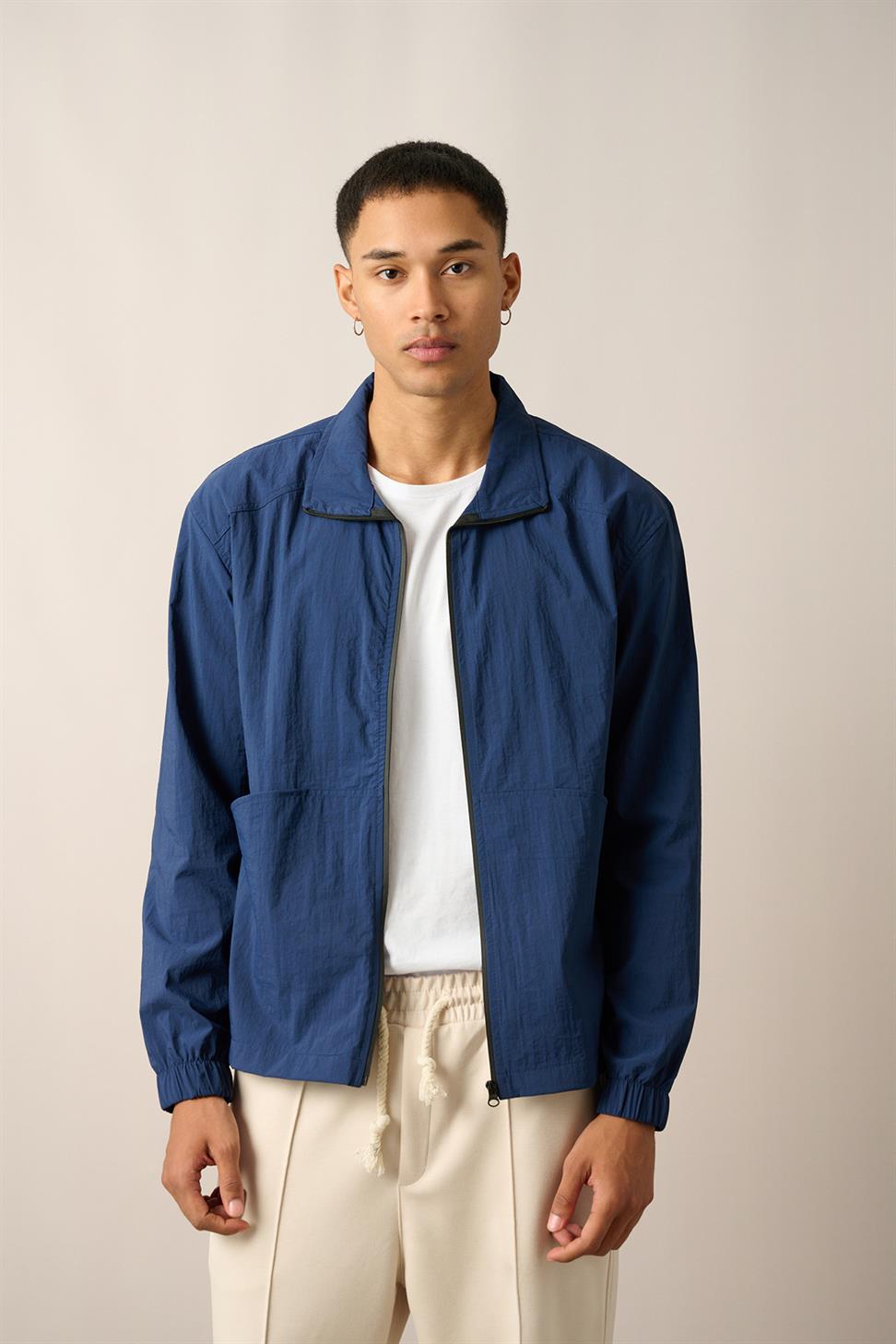 R-2446 Men’s Elastic Cuff Pocket Detail Parachute Windbreaker – Navy Blue