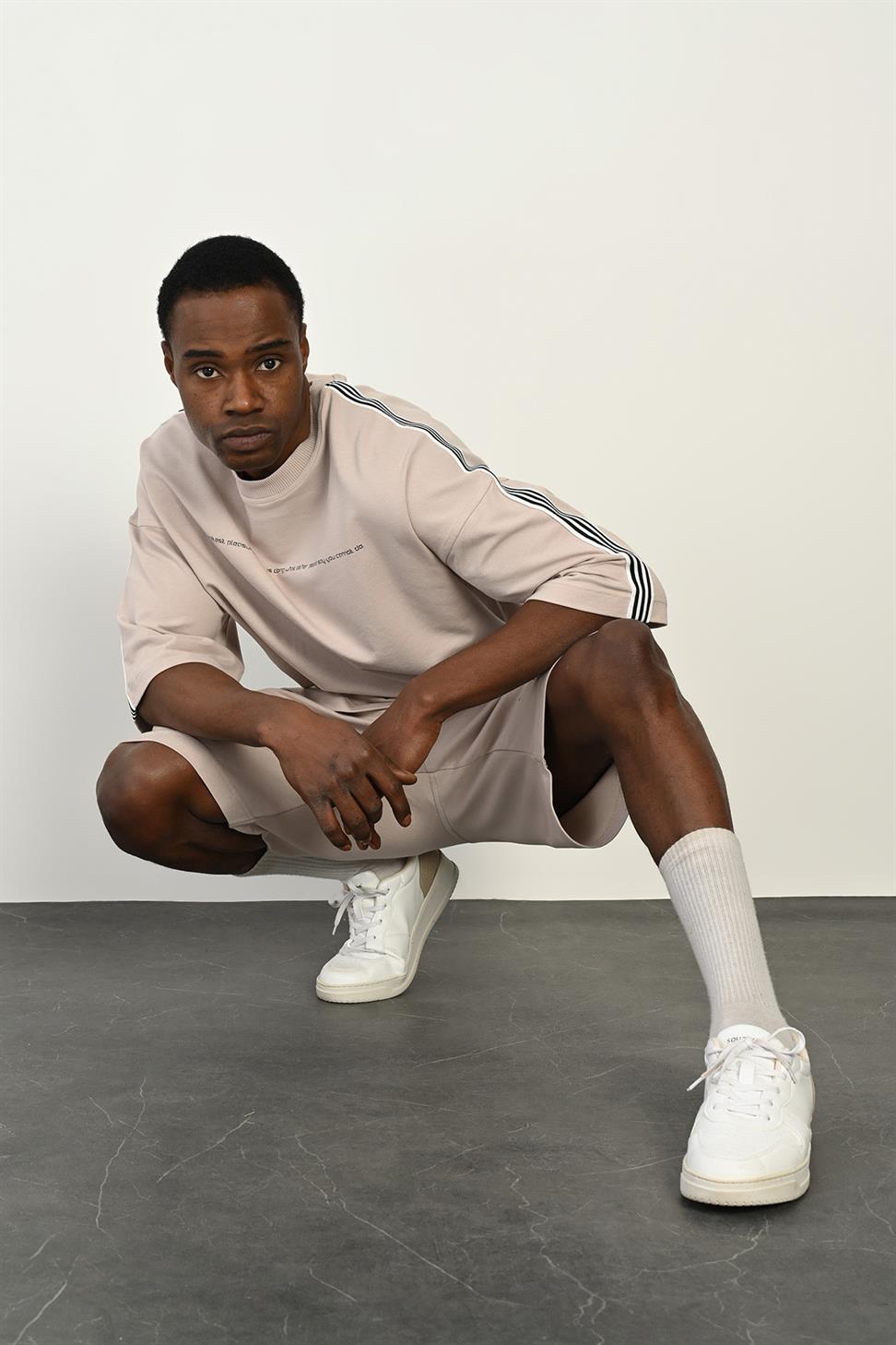 R-4368 Striped Detail T-Shirt & Shorts Two-Thread Set – Beige