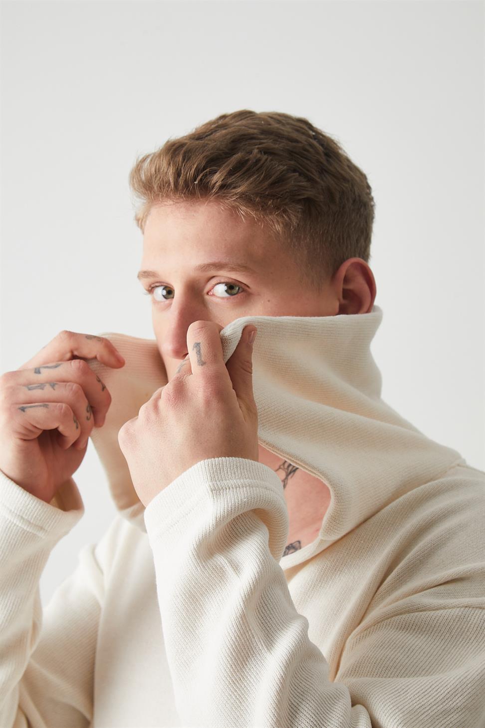 R-5850 Men’s Knitted Sweatshirt with Collar Detail – Ecru