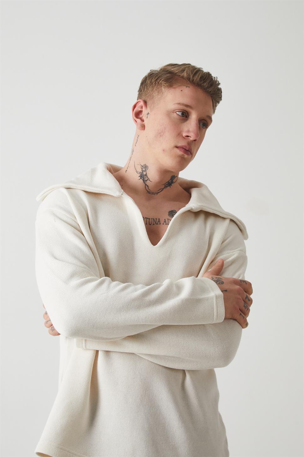 R-5850 Men’s Knitted Sweatshirt with Collar Detail – Ecru