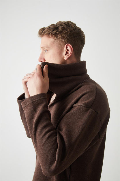 R-5850Men’s Knitted Sweatshirt with Collar Detail – Brown