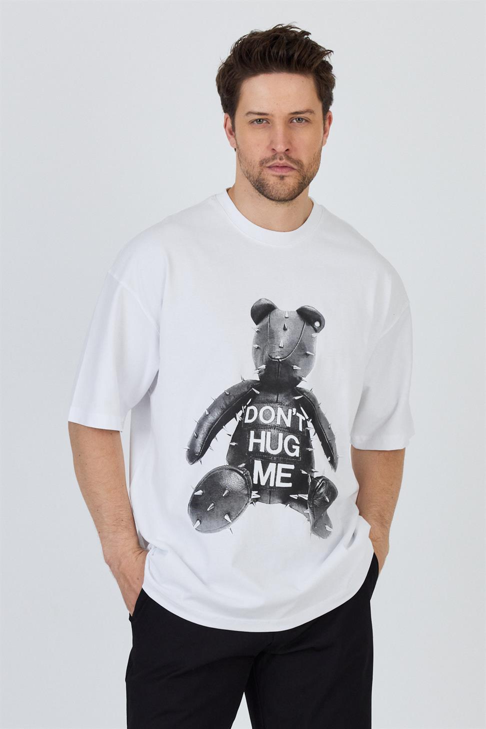 R-5860R-5860 Men’s 100% Cotton Supima Jersey T-Shirt – White Oversize with Bear Print “DON’T HUG ME” Detail