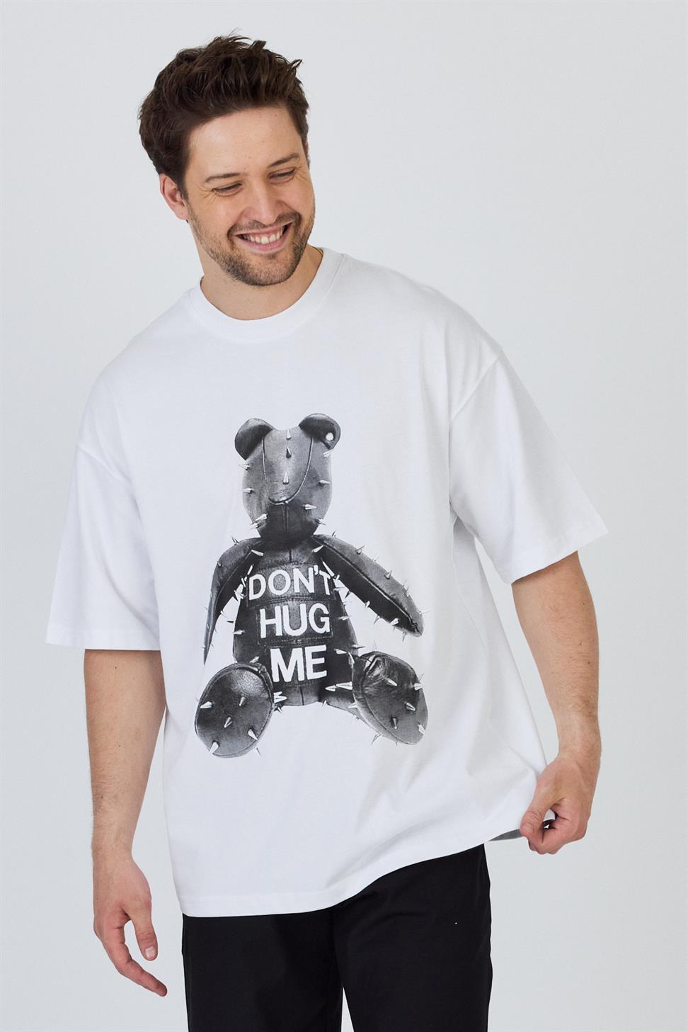 R-5860R-5860 Men’s 100% Cotton Supima Jersey T-Shirt – White Oversize with Bear Print “DON’T HUG ME” Detail