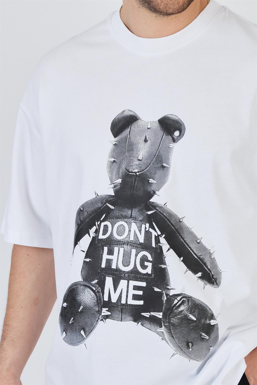 R-5860R-5860 Men’s 100% Cotton Supima Jersey T-Shirt – White Oversize with Bear Print “DON’T HUG ME” Detail