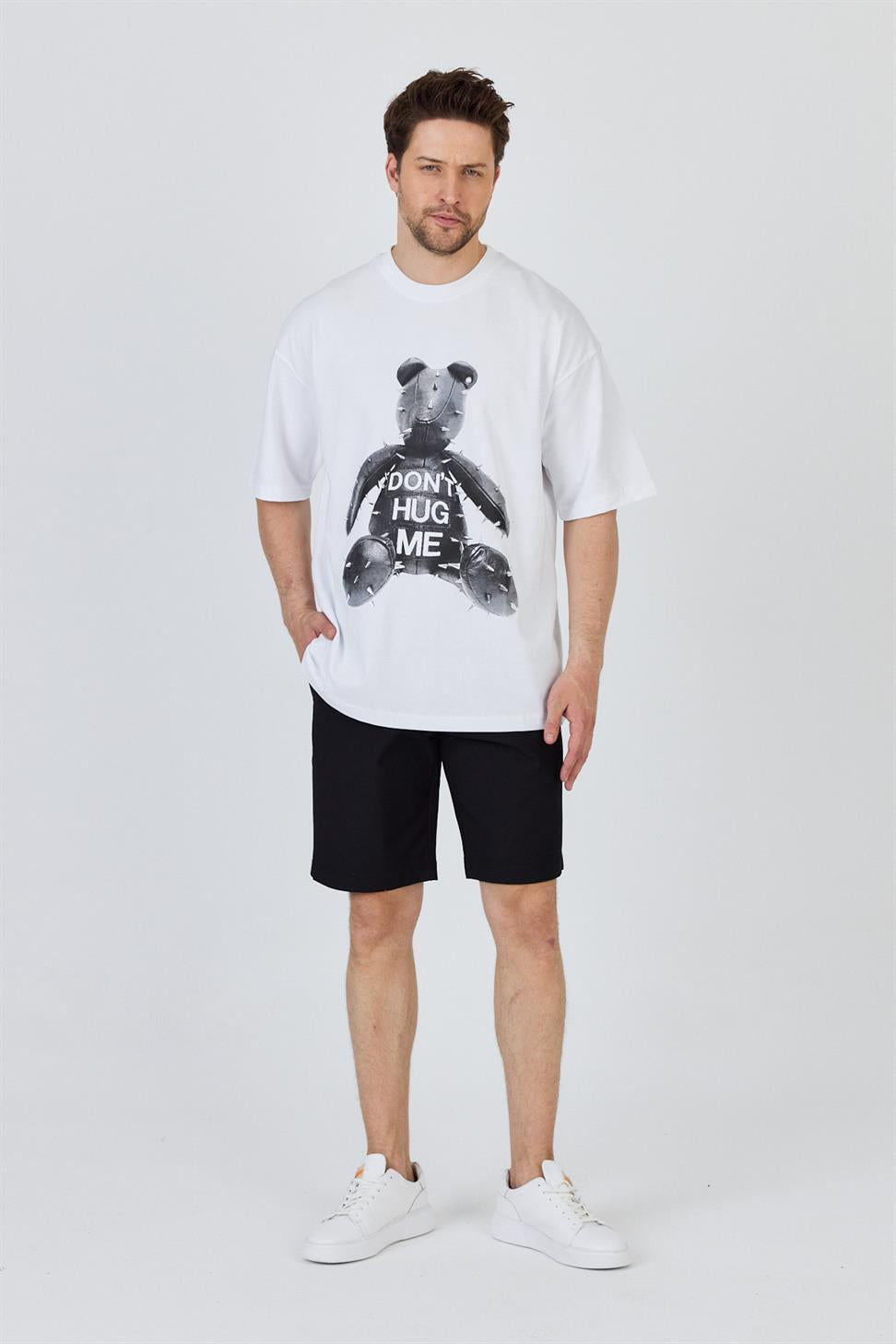 R-5860R-5860 Men’s 100% Cotton Supima Jersey T-Shirt – White Oversize with Bear Print “DON’T HUG ME” Detail